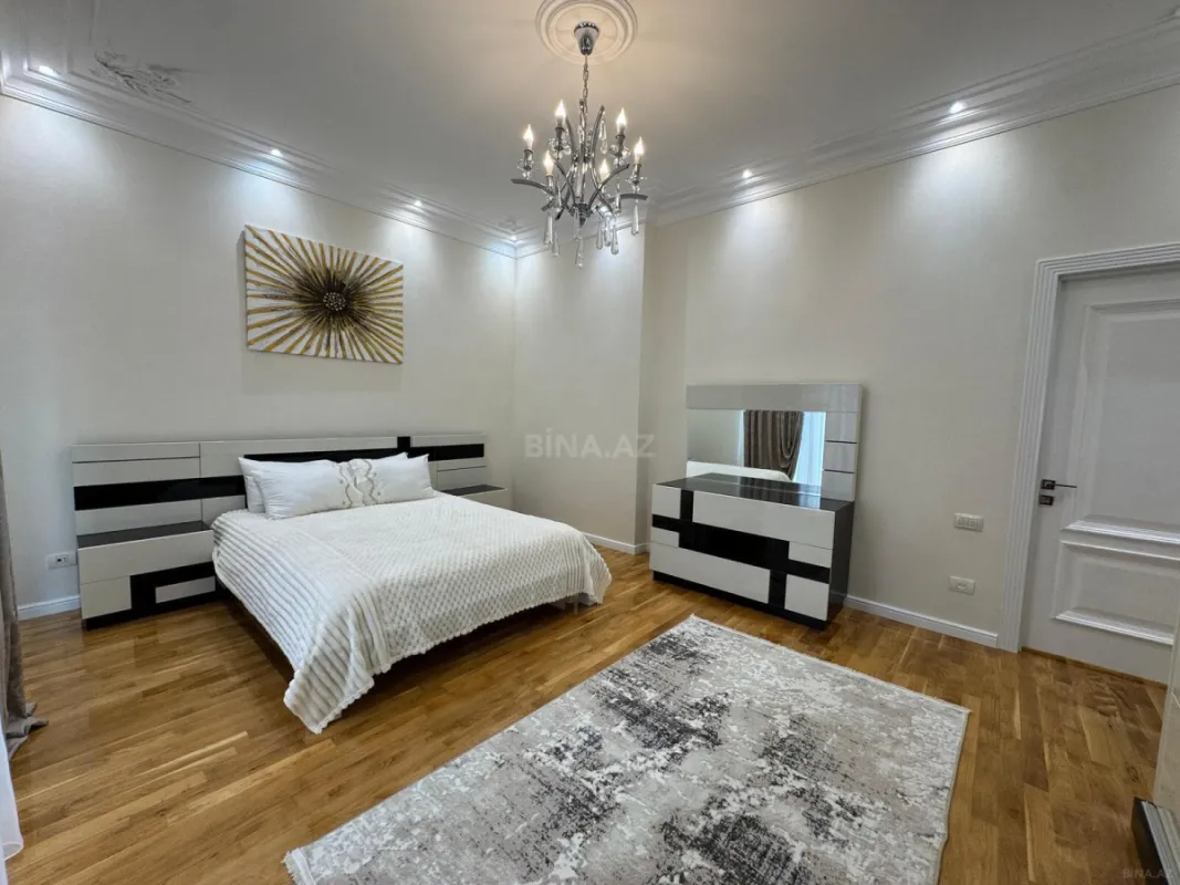 Satılır 4 otaqlı mənzil 223 m²