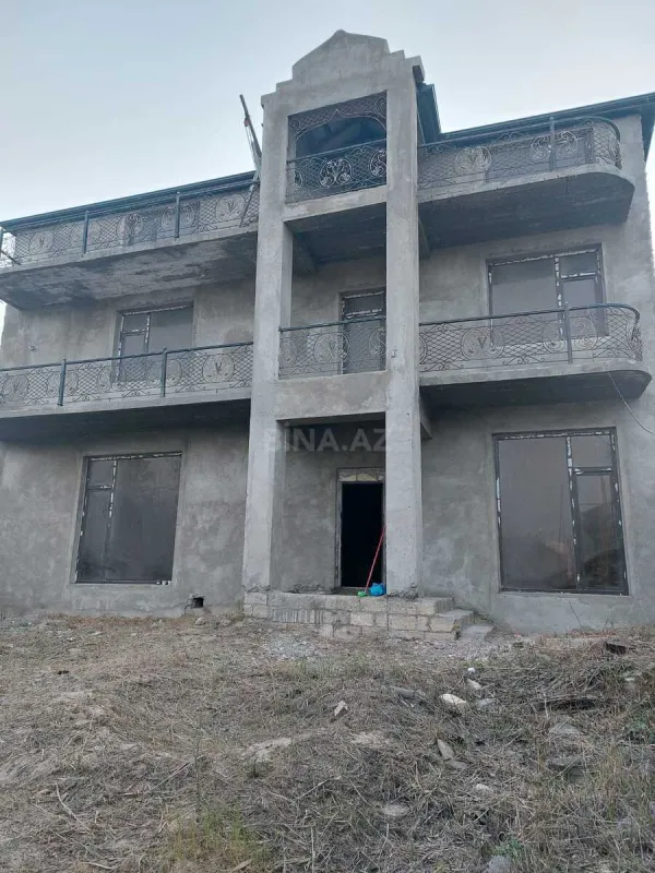 Satılır 6 otaqlı həyət evi 300 m²