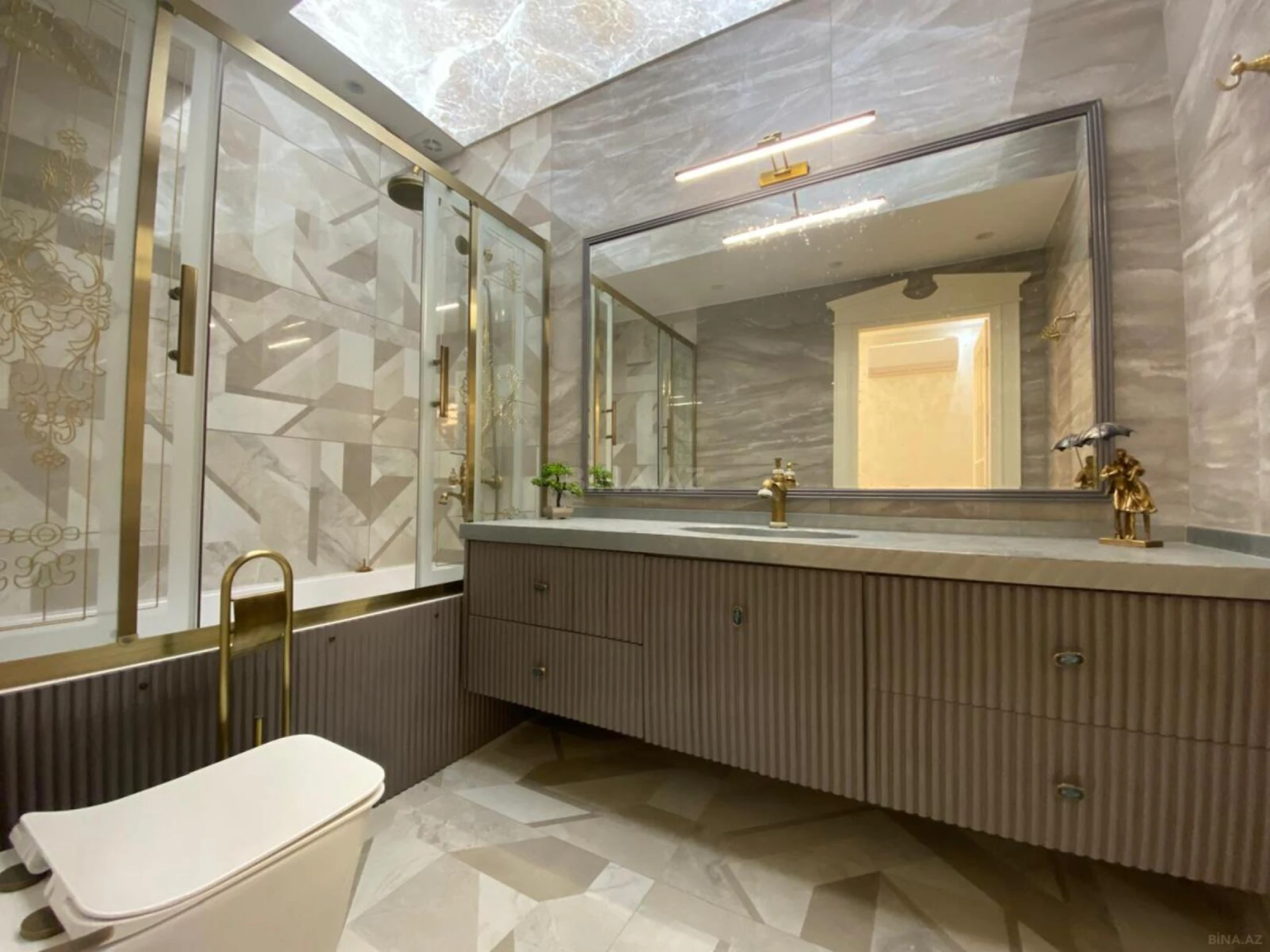 Satılır 3 otaqlı mənzil 154 m²