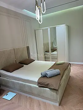 Kirayə verilir 2 otaqlı mənzil 87 m²