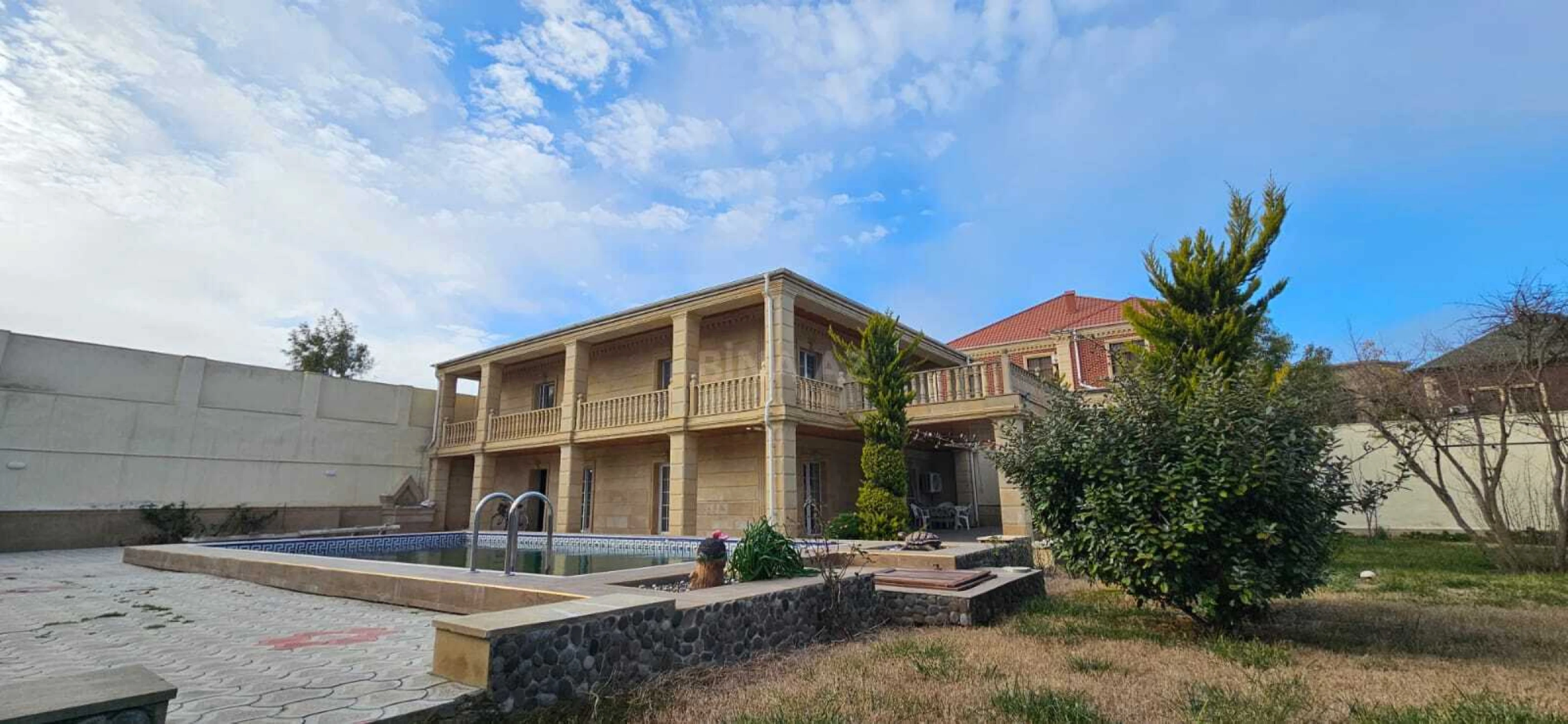 Satılır 5 otaqlı həyət evi 200 m²