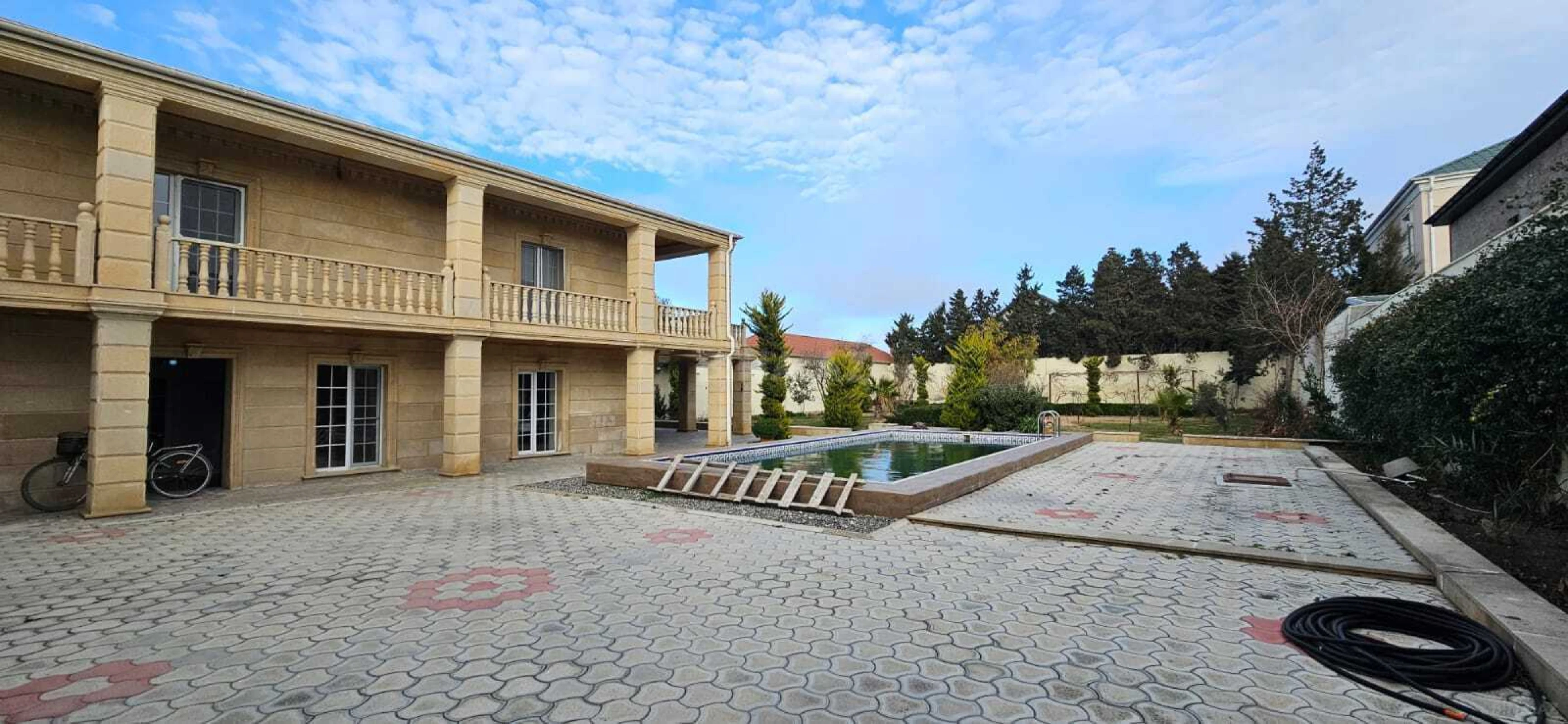 Satılır 5 otaqlı həyət evi 200 m²