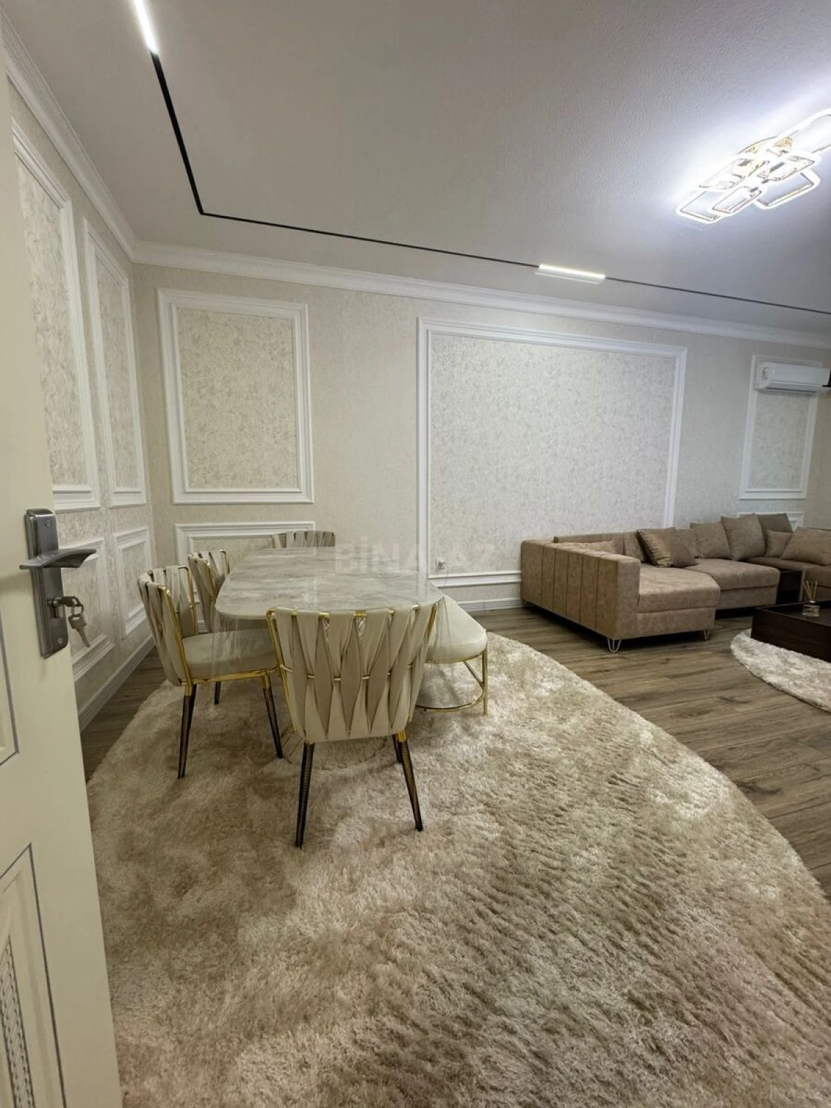 Kirayə verilir 2 otaqlı mənzil 106 m²