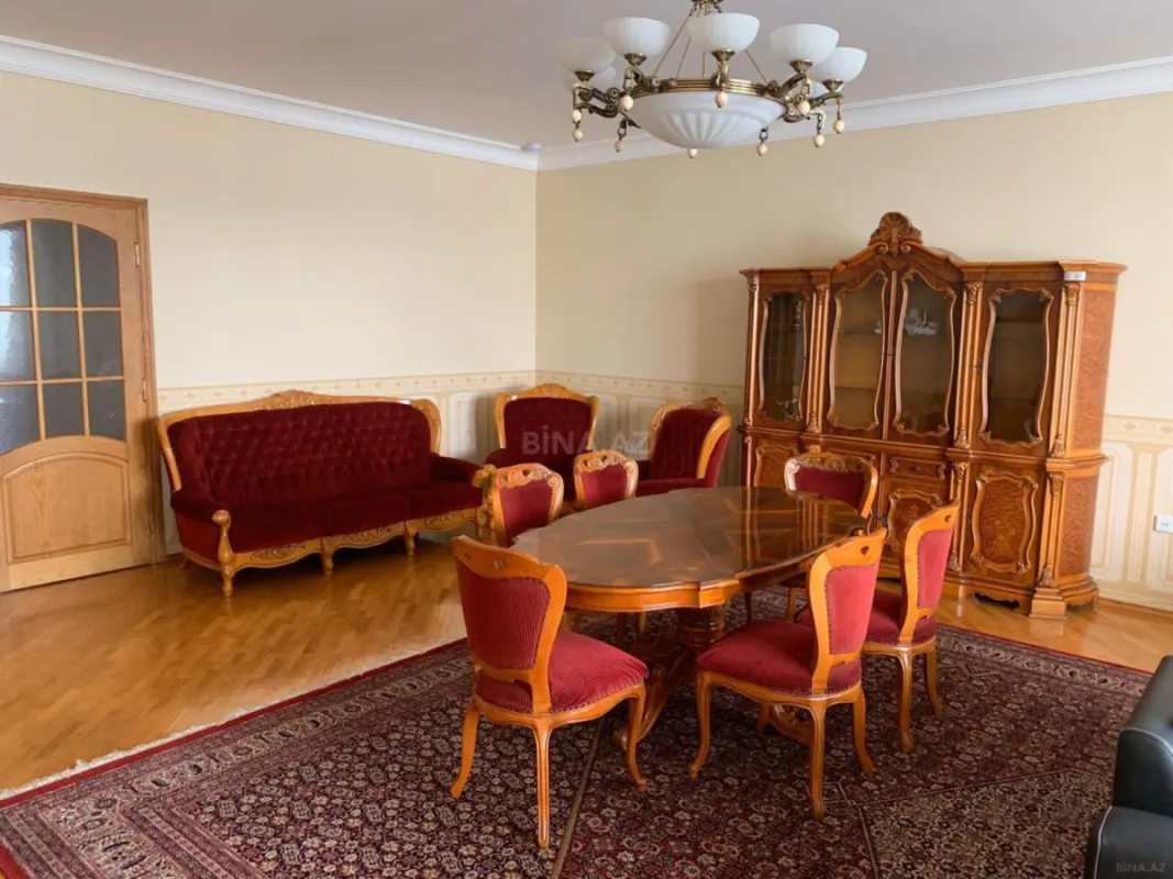 Kirayə verilir 4 otaqlı mənzil 200 m²