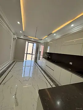 Satılır 4 otaqlı mənzil 242 m²
