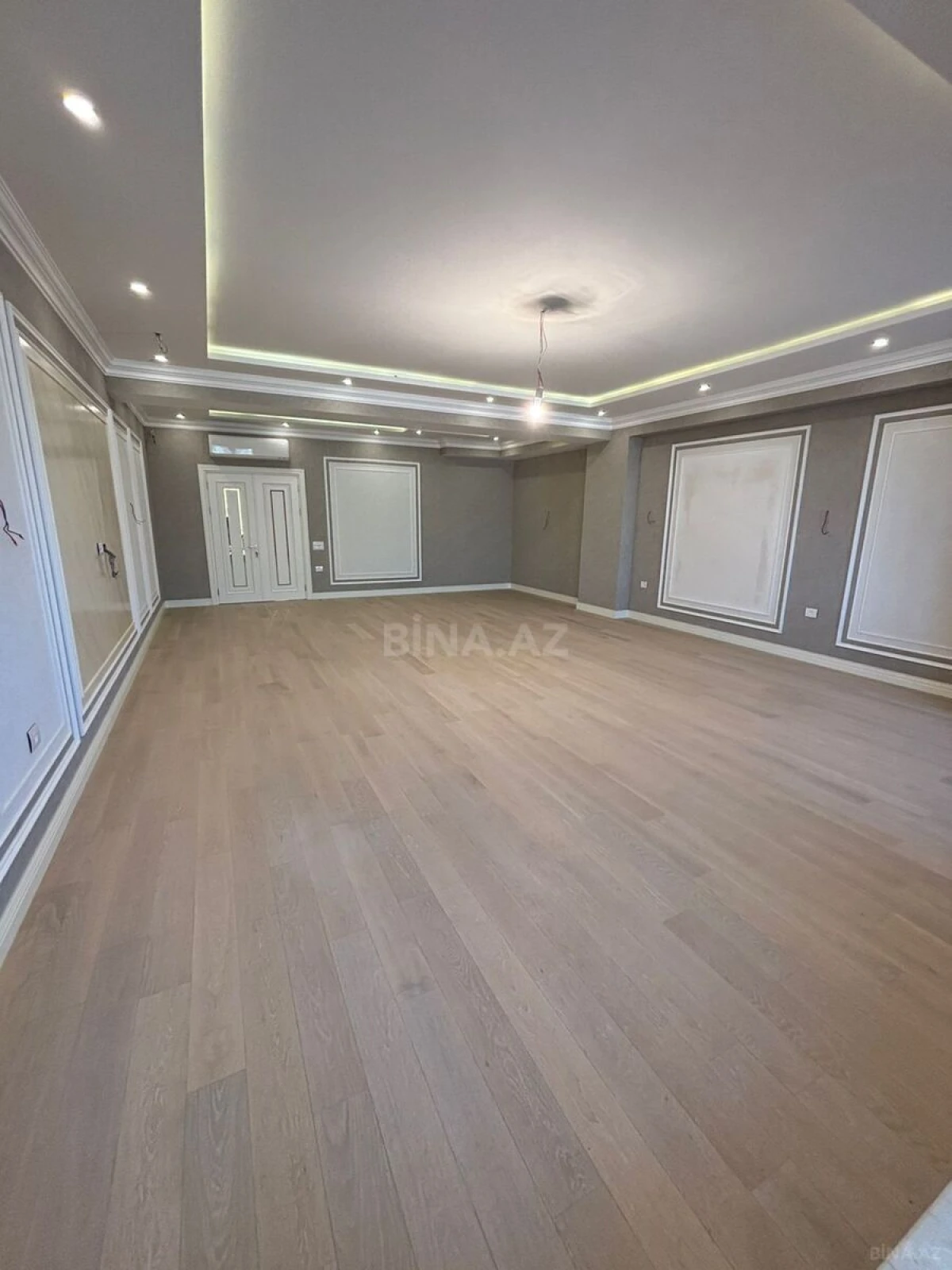 Satılır 4 otaqlı mənzil 242 m²