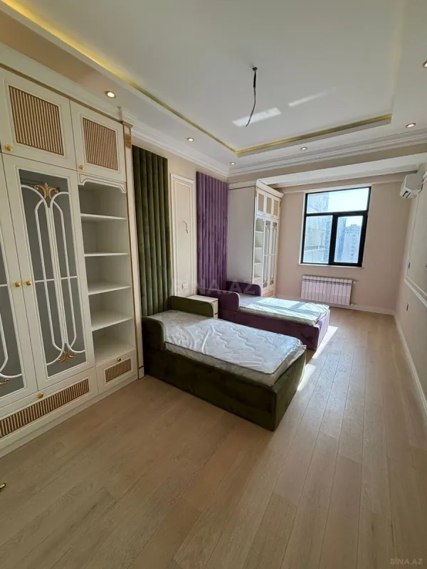 Satılır 4 otaqlı mənzil 242 m²