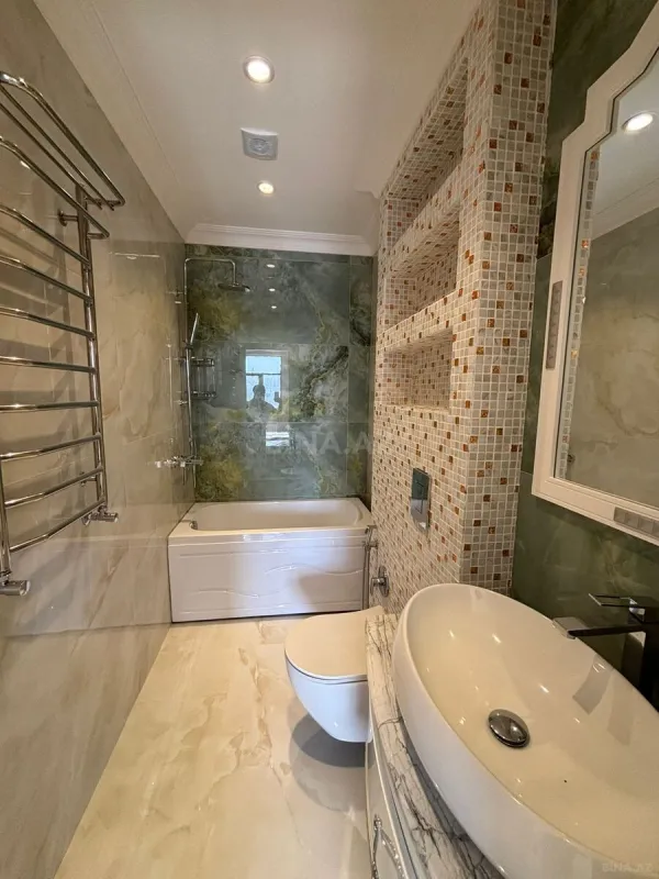 Satılır 4 otaqlı mənzil 242 m²