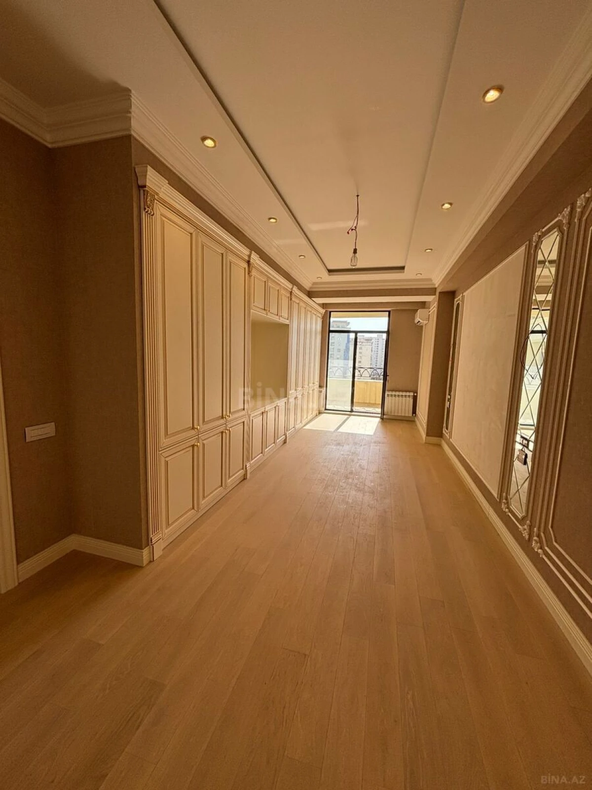 Satılır 4 otaqlı mənzil 242 m²