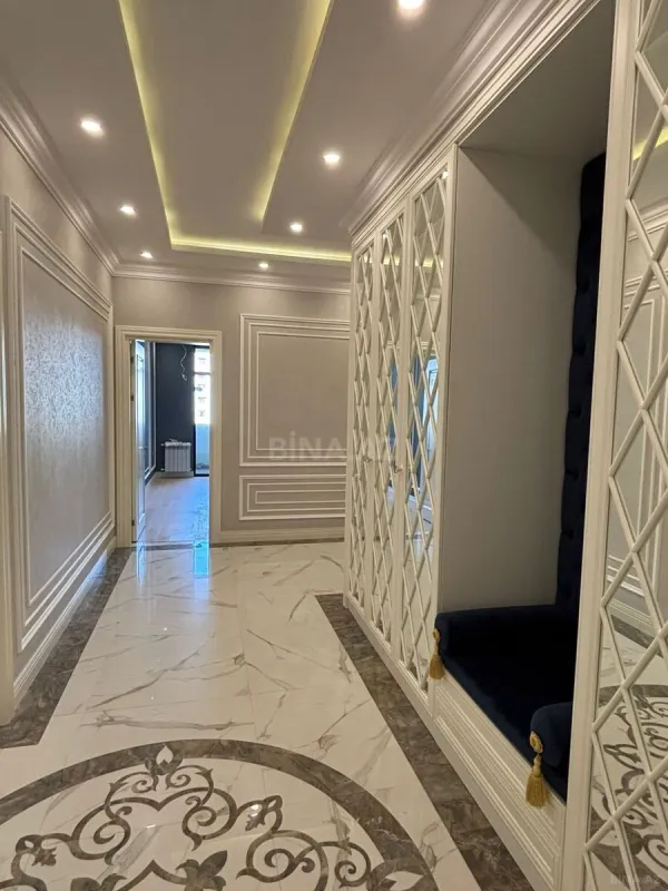 Satılır 4 otaqlı mənzil 242 m²