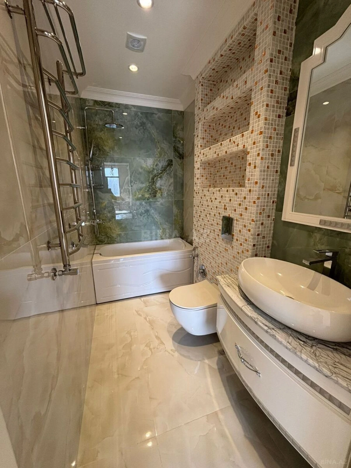 Satılır 4 otaqlı mənzil 242 m²