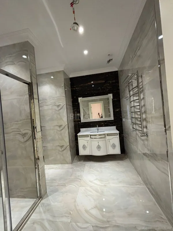 Satılır 4 otaqlı mənzil 242 m²