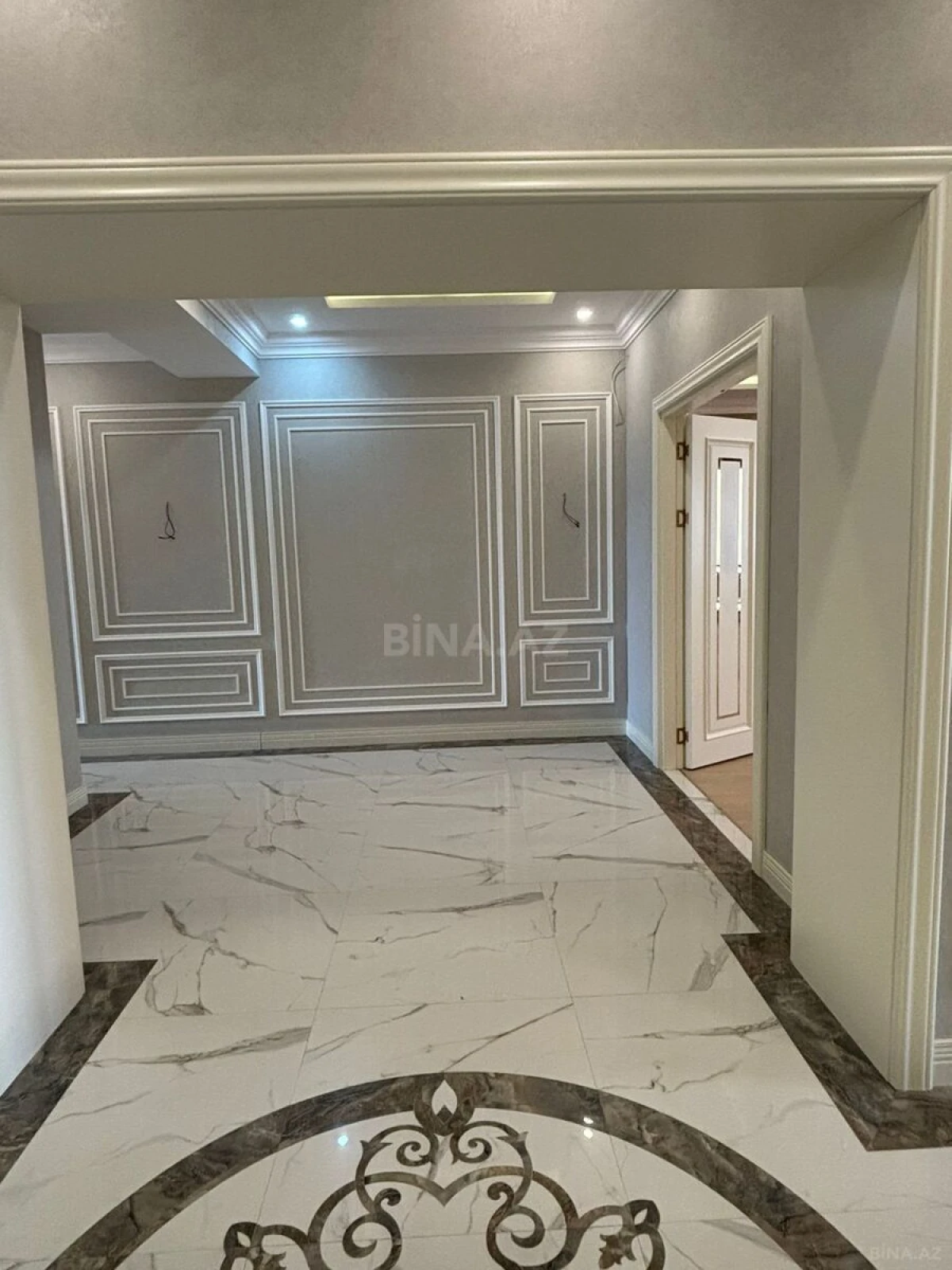 Satılır 4 otaqlı mənzil 242 m²