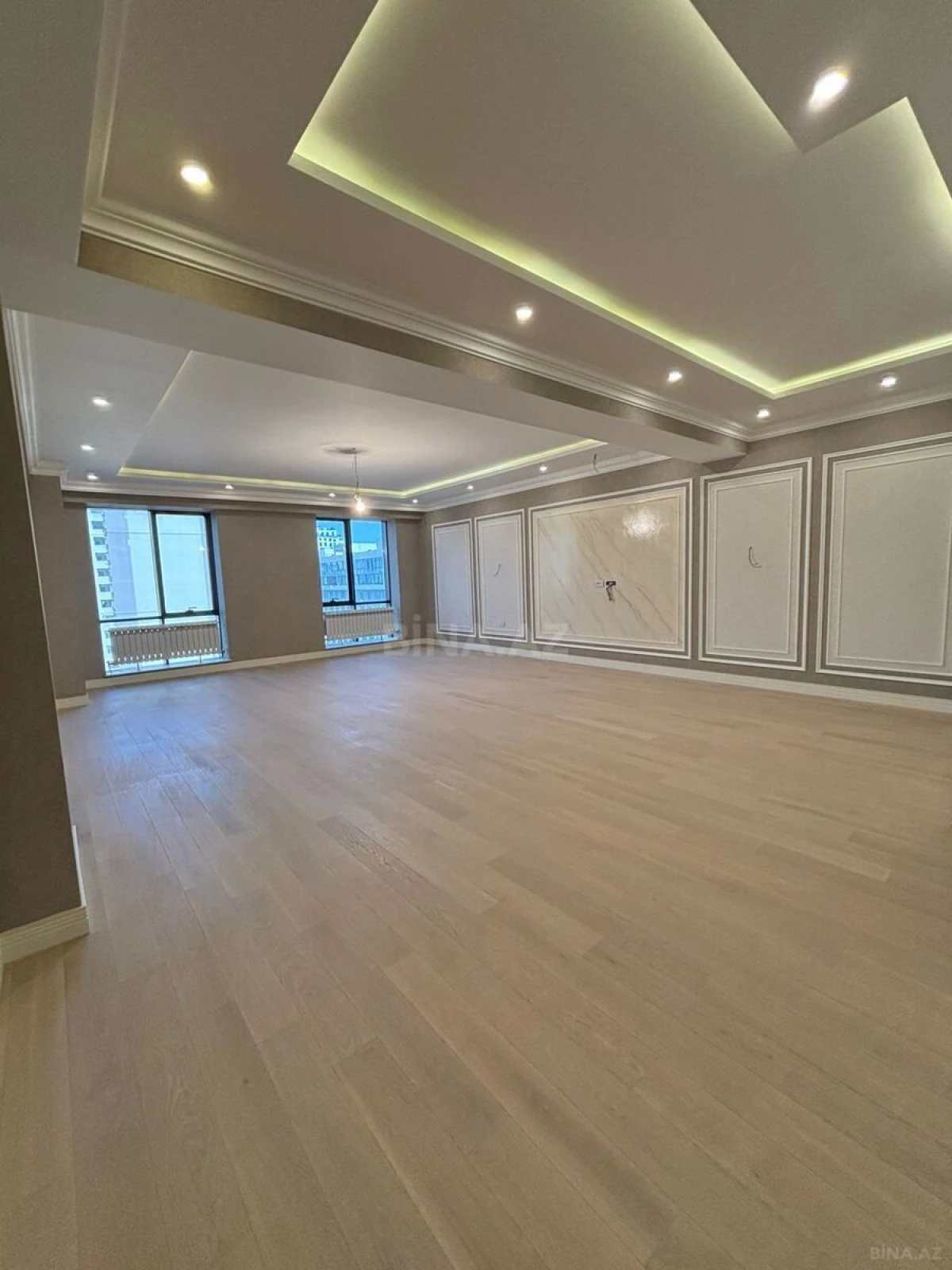 Satılır 4 otaqlı mənzil 242 m²