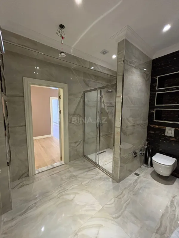 Satılır 4 otaqlı mənzil 242 m²