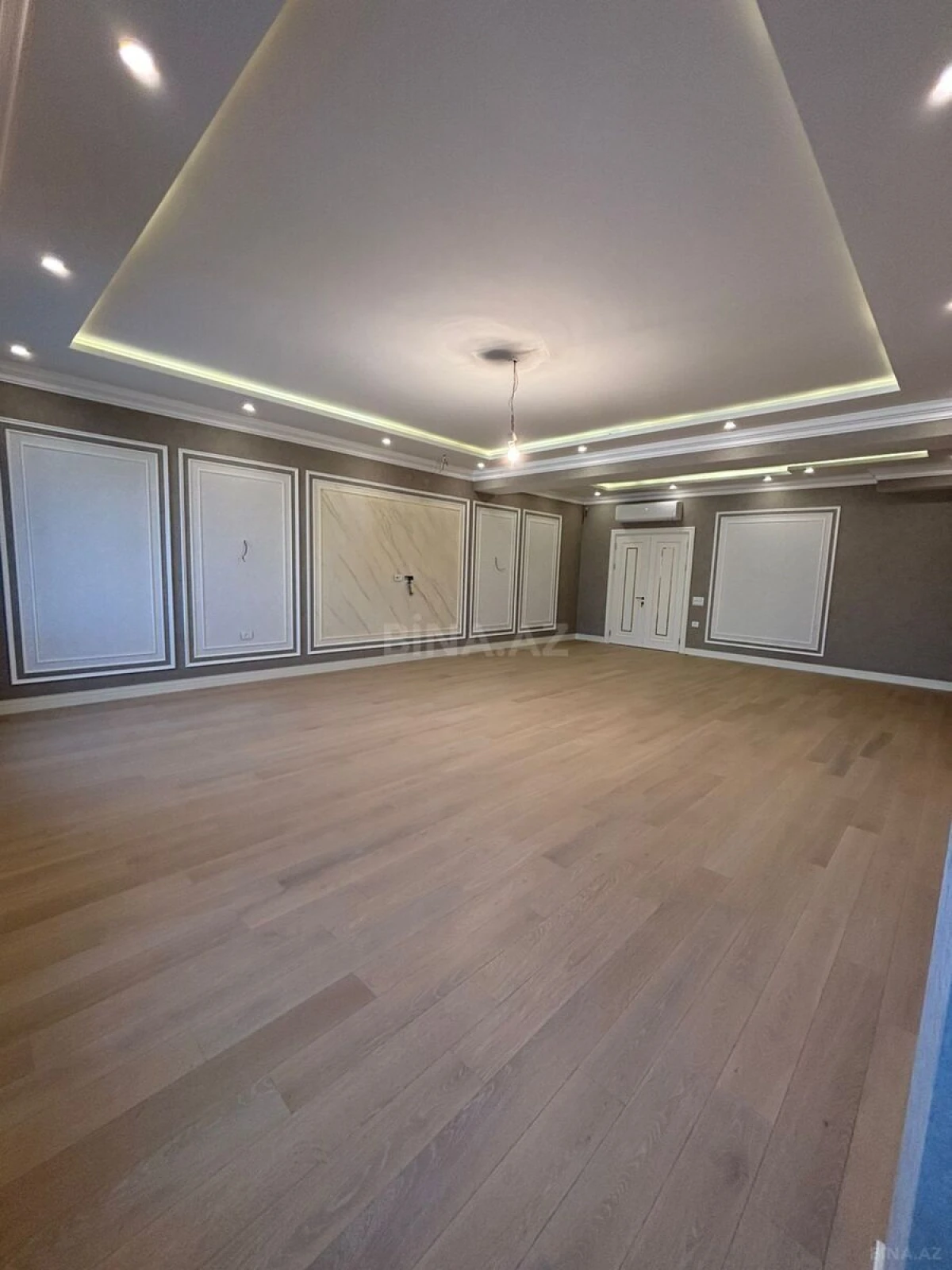 Satılır 4 otaqlı mənzil 242 m²