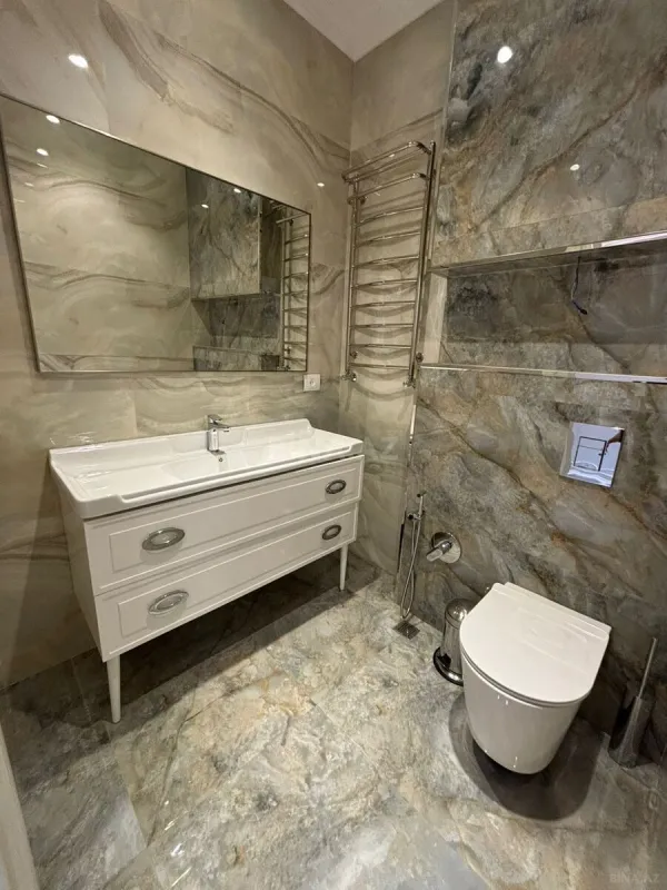 Satılır 4 otaqlı mənzil 242 m²