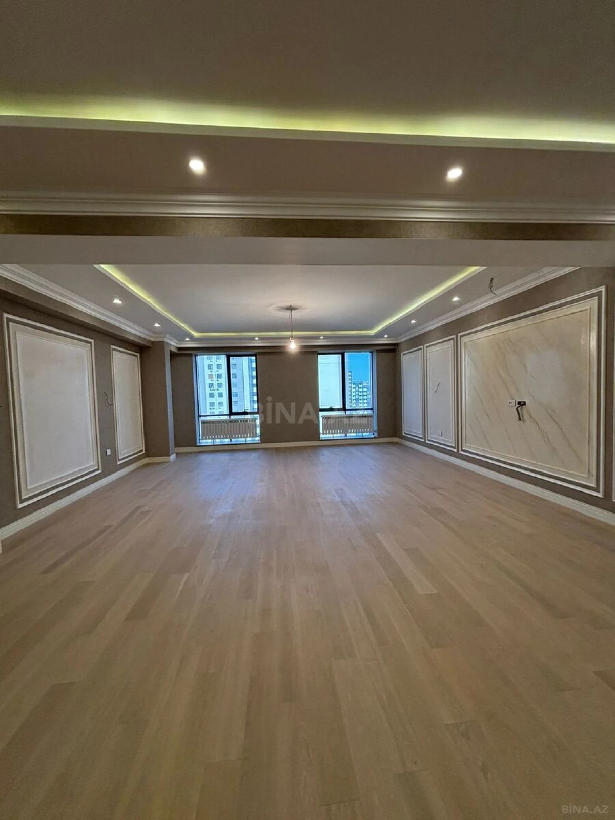 Satılır 4 otaqlı mənzil 242 m²