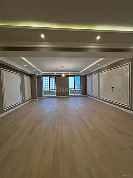 Satılır 4 otaqlı mənzil 242 m²