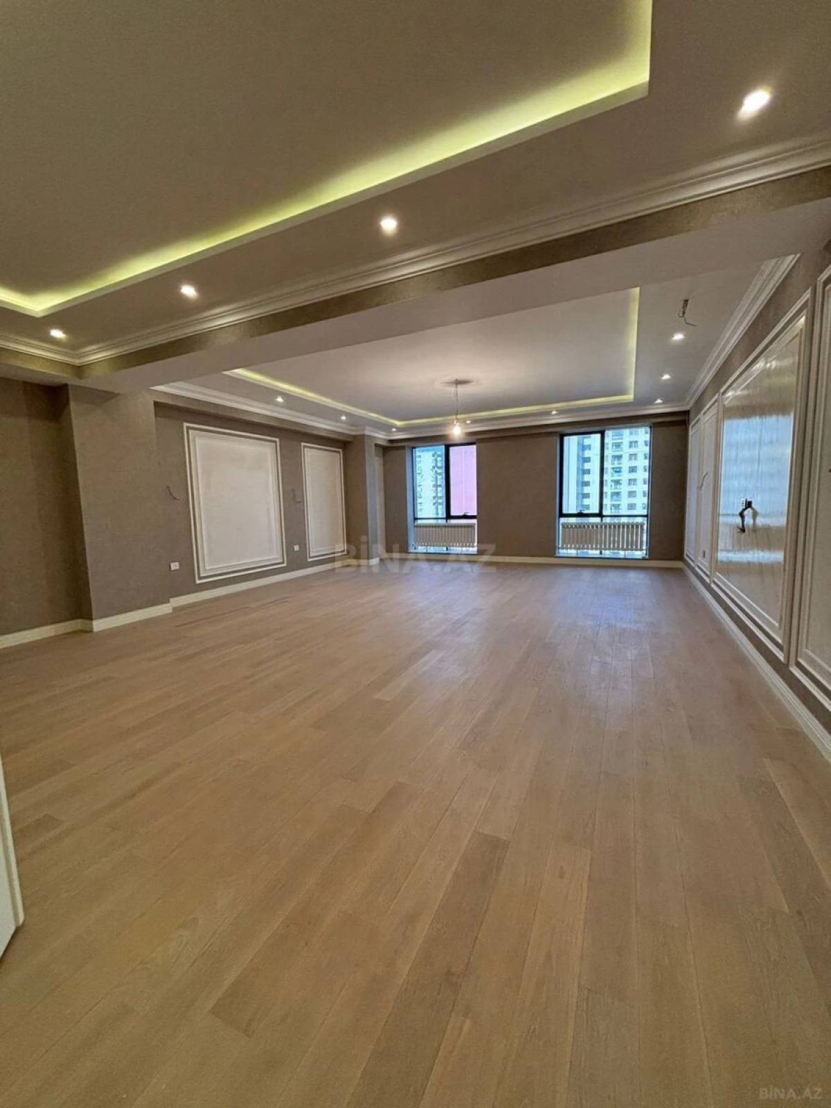 Satılır 4 otaqlı mənzil 242 m²
