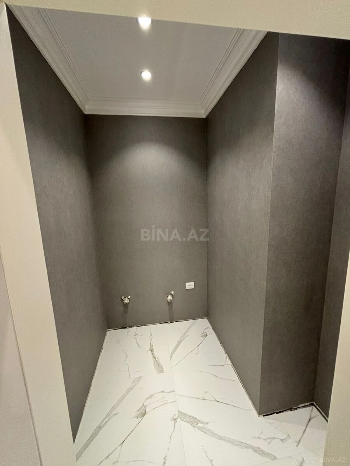 Satılır 4 otaqlı mənzil 242 m²