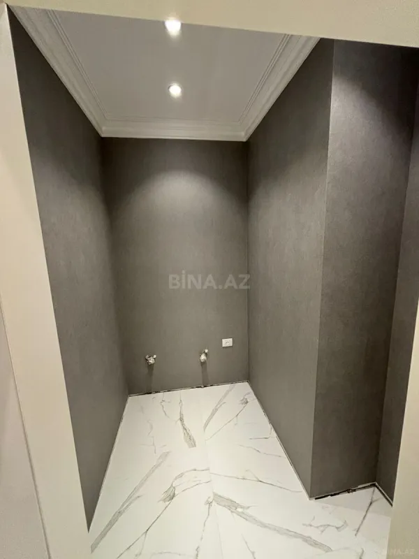 Satılır 4 otaqlı mənzil 242 m²