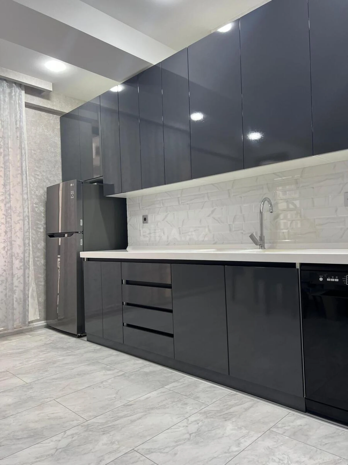 Kirayə verilir 4 otaqlı mənzil 140 m²