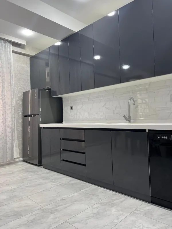Kirayə verilir 4 otaqlı mənzil 140 m²