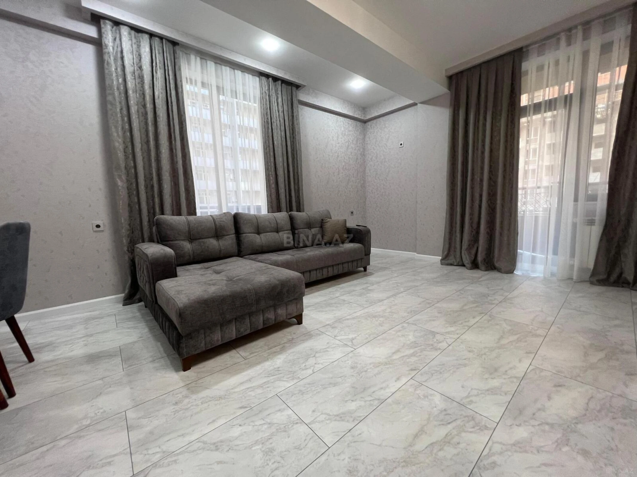 Kirayə verilir 4 otaqlı mənzil 140 m²