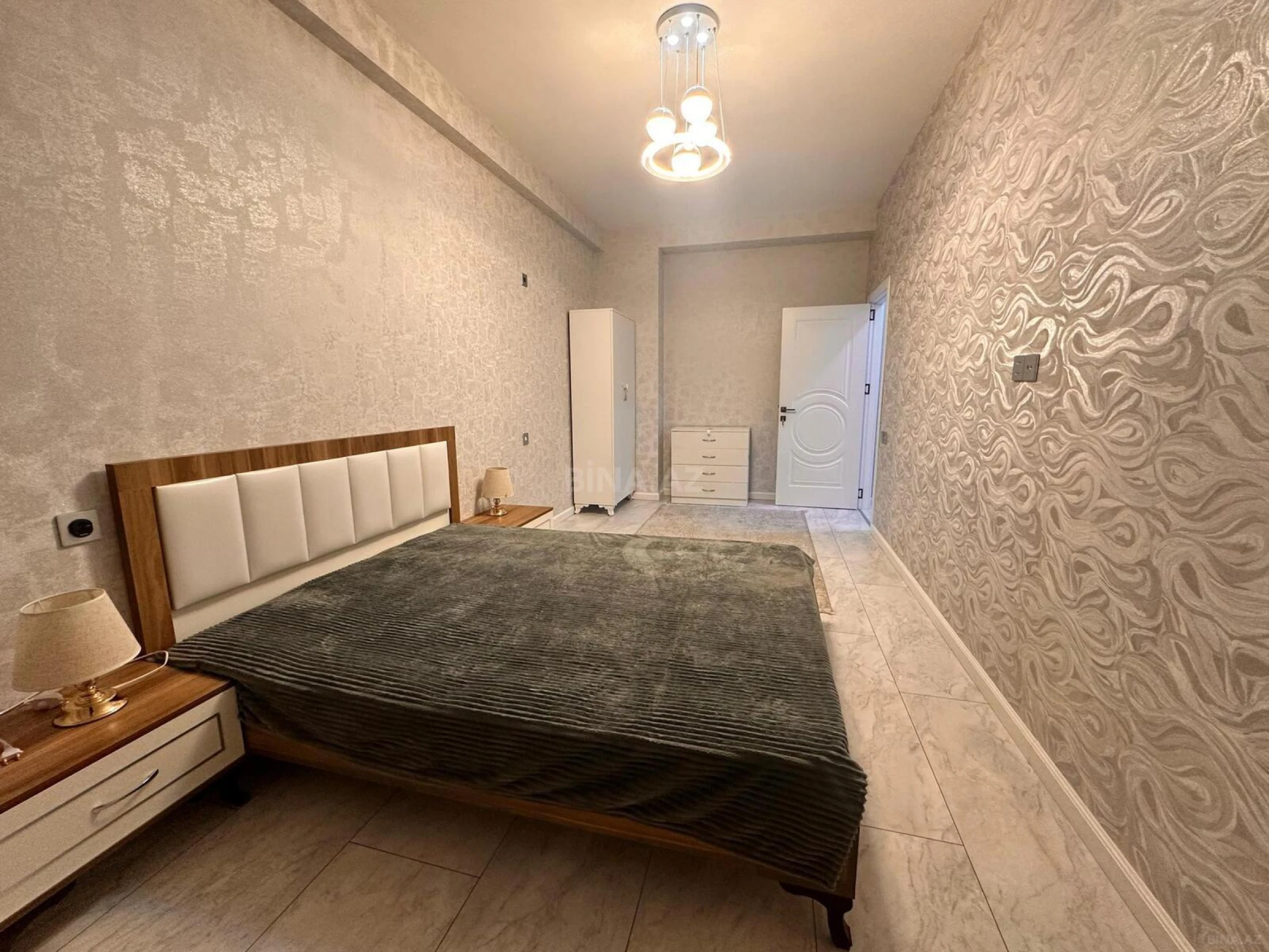 Kirayə verilir 4 otaqlı mənzil 140 m²