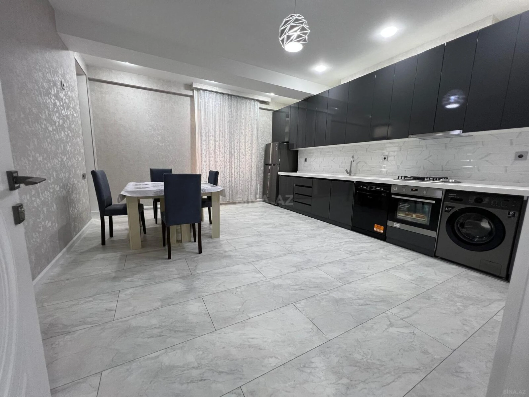 Kirayə verilir 4 otaqlı mənzil 140 m²