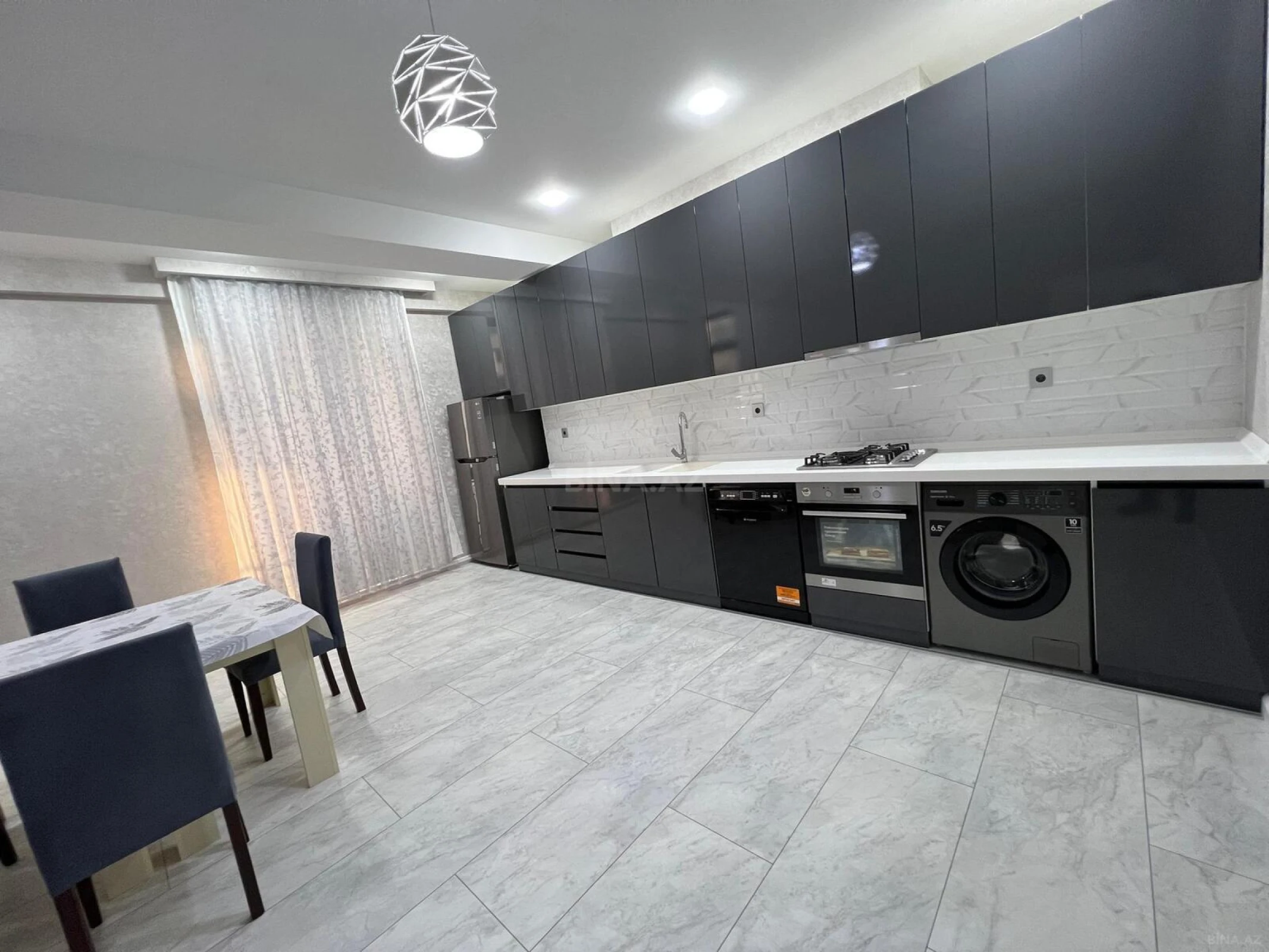 Kirayə verilir 4 otaqlı mənzil 140 m²