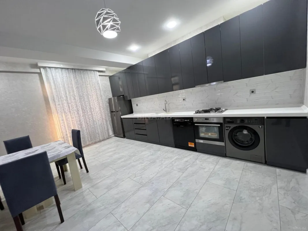 Kirayə verilir 4 otaqlı mənzil 140 m²