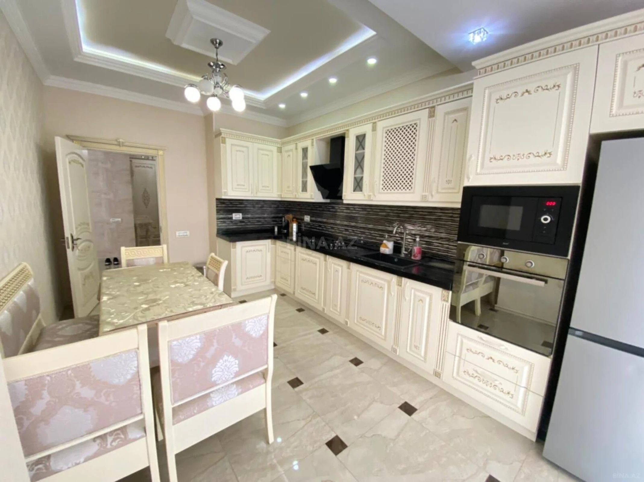 Kirayə verilir 4 otaqlı mənzil 220 m²