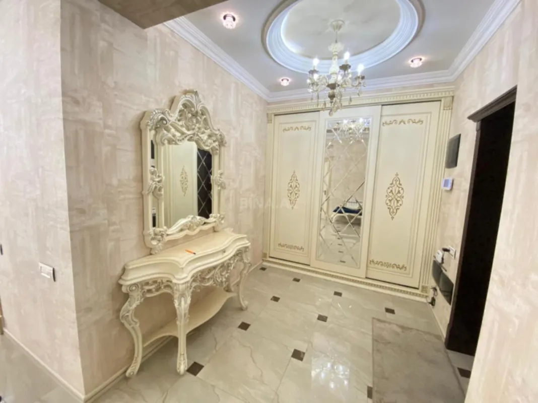 Kirayə verilir 4 otaqlı mənzil 220 m²