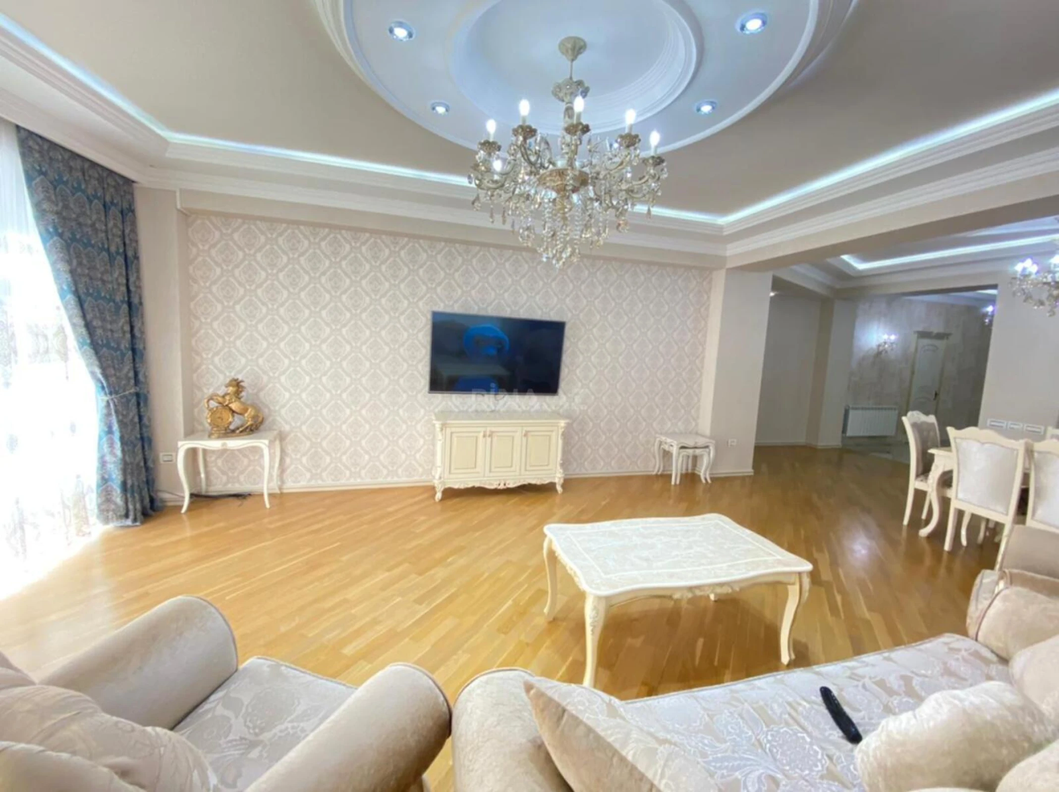 Kirayə verilir 4 otaqlı mənzil 220 m²