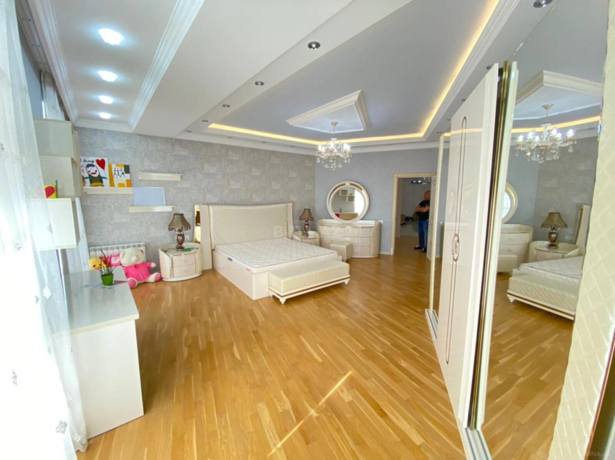 Kirayə verilir 4 otaqlı mənzil 220 m²