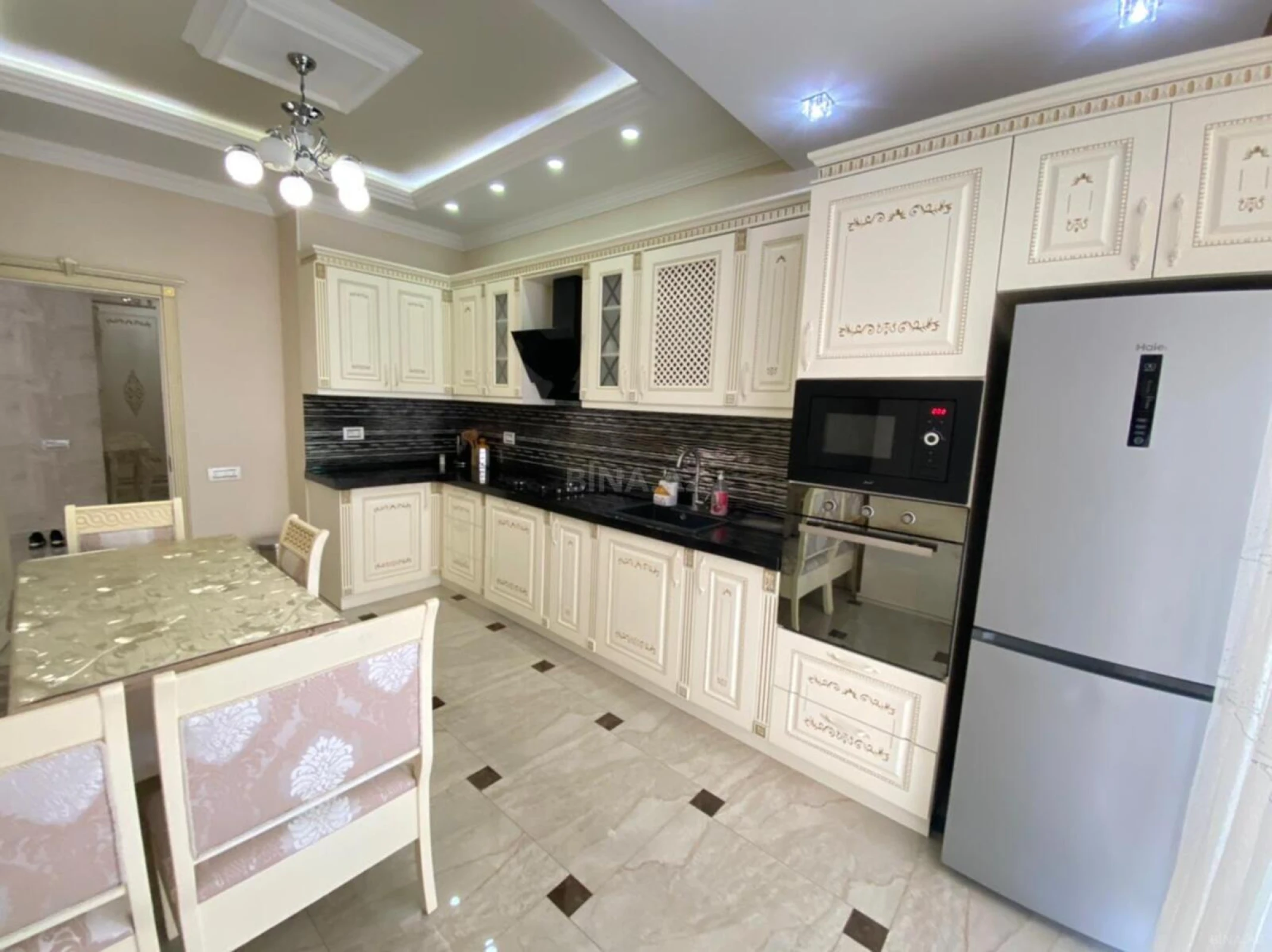 Kirayə verilir 4 otaqlı mənzil 220 m²