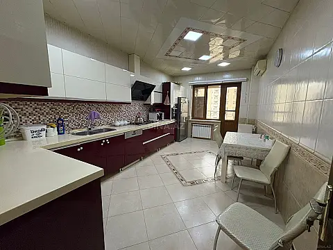 Satılır 4 otaqlı mənzil 224 m²
