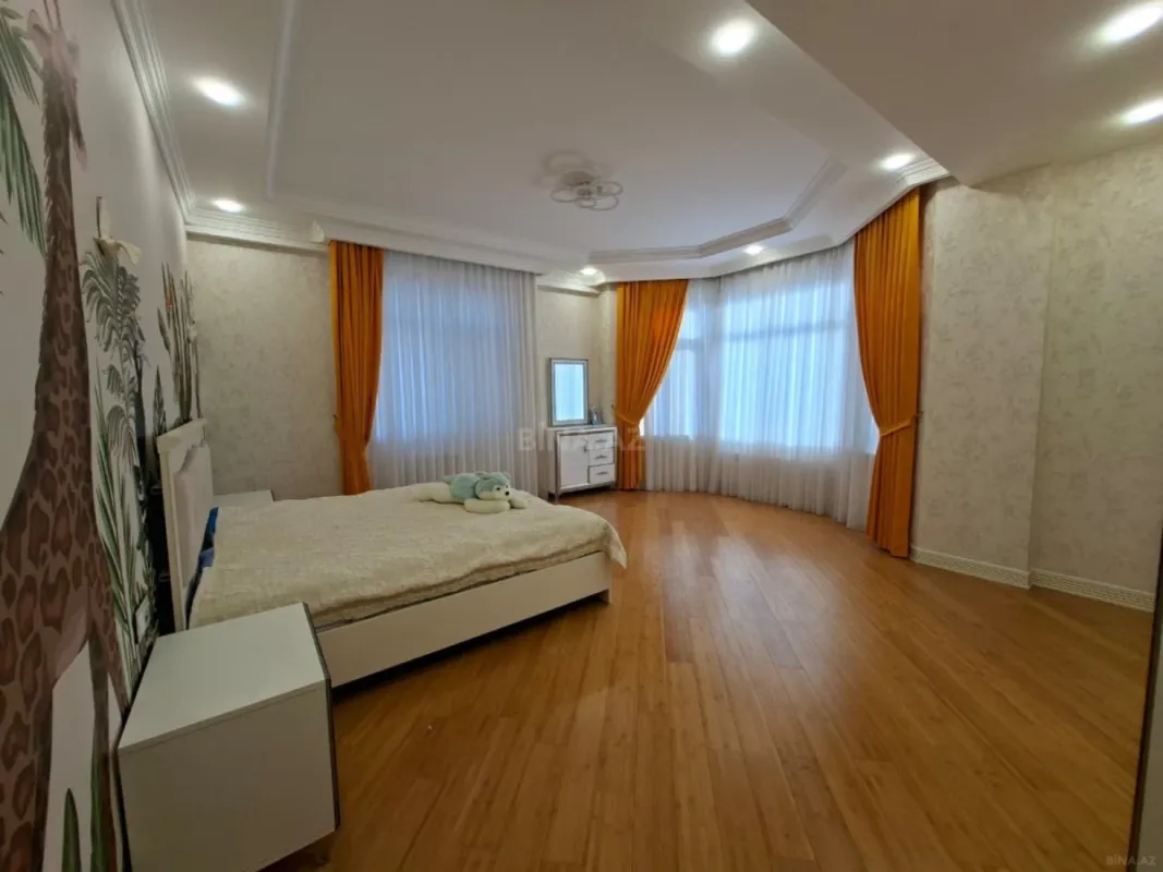 Satılır 8 otaqlı həyət evi 850 m²