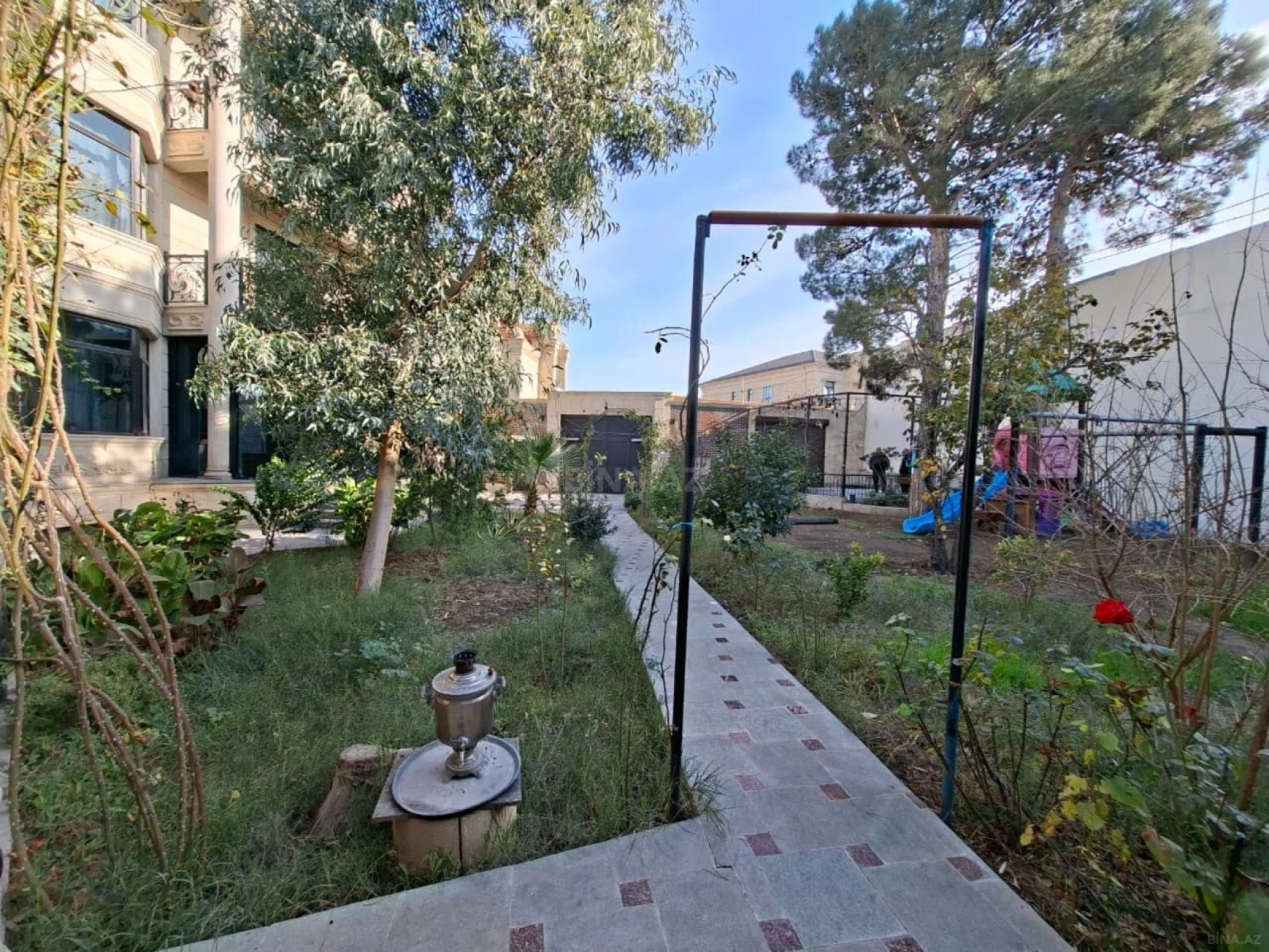 Satılır 8 otaqlı həyət evi 850 m²