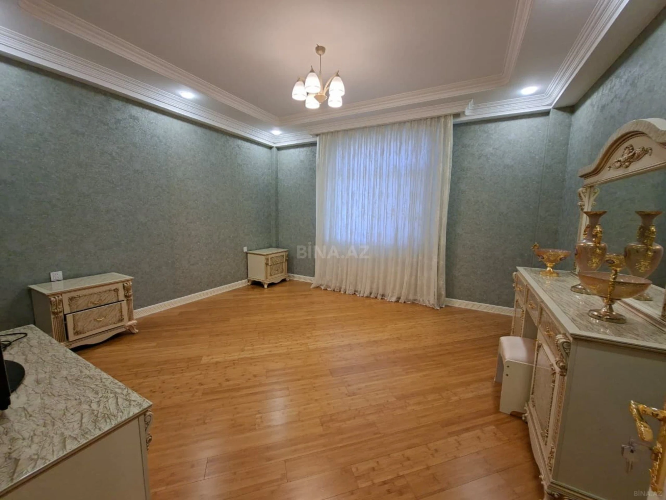 Satılır 8 otaqlı həyət evi 850 m²