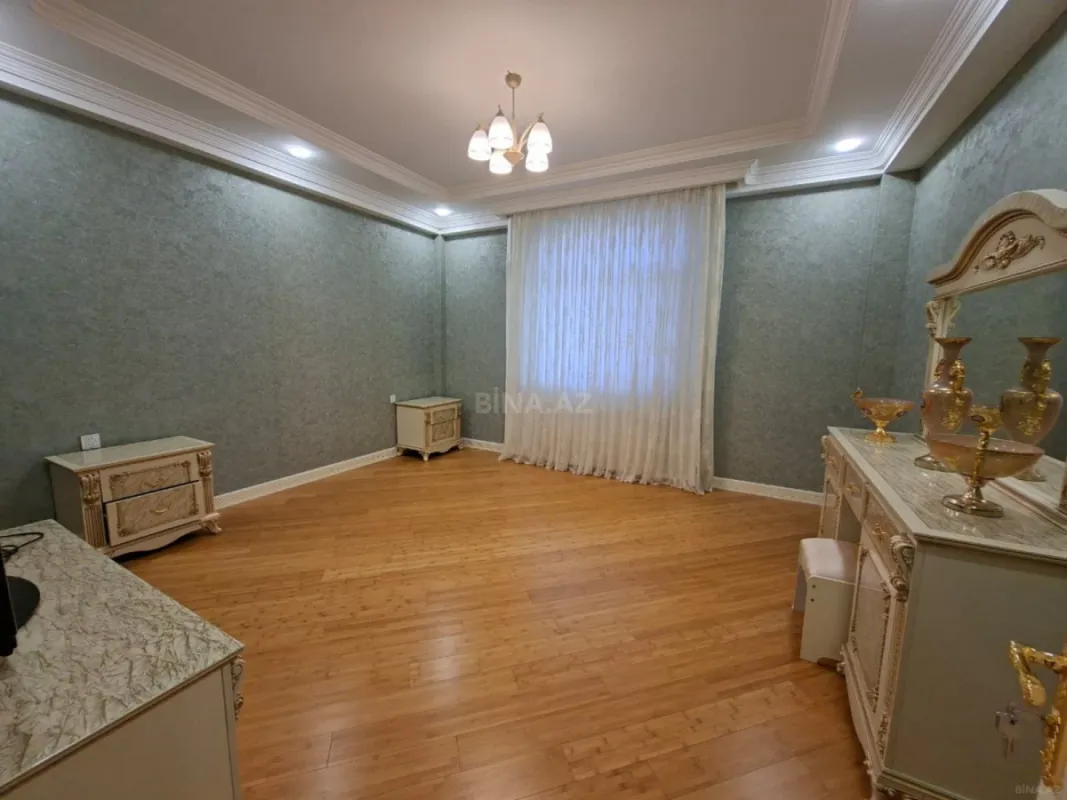 Satılır 8 otaqlı həyət evi 850 m²