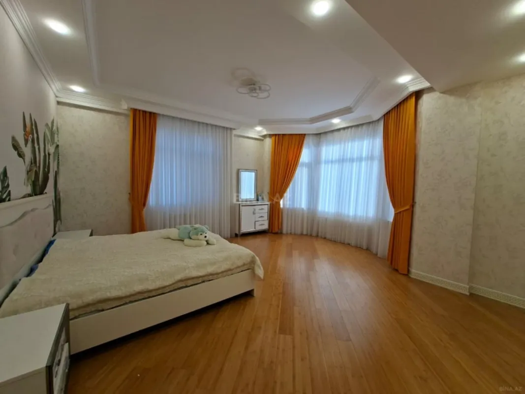 Satılır 8 otaqlı həyət evi 850 m²