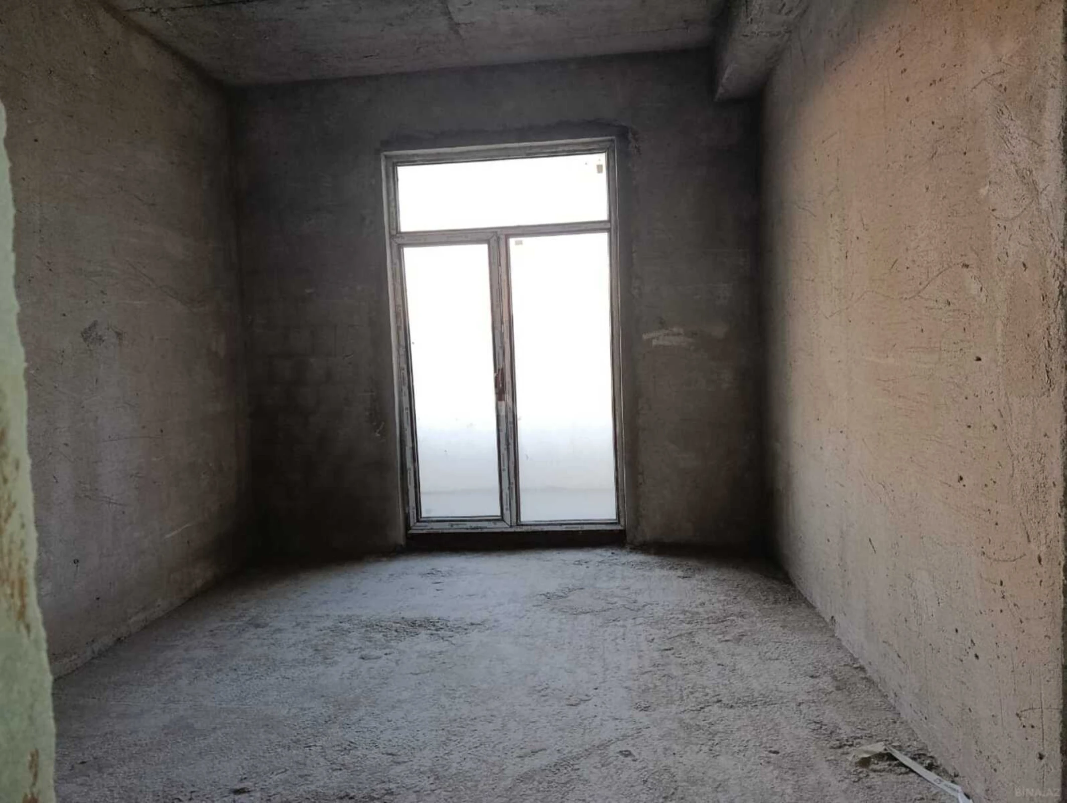 Satılır 4 otaqlı mənzil 176 m²