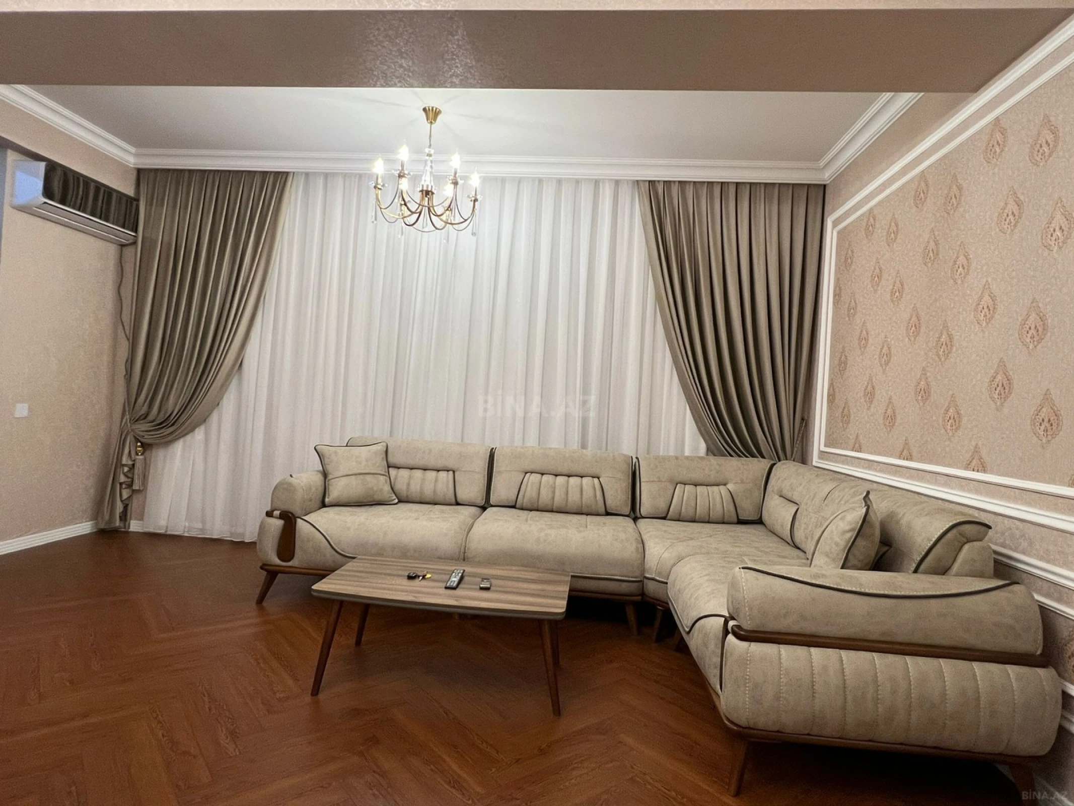 Satılır 3 otaqlı mənzil 135 m²