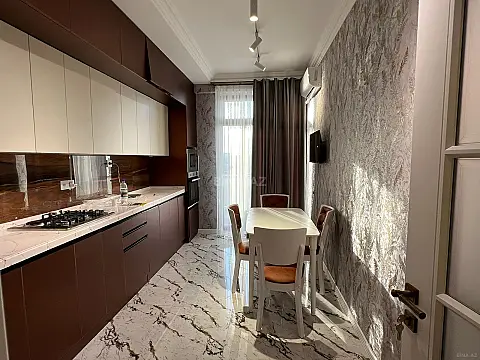 Satılır 3 otaqlı mənzil 135 m²