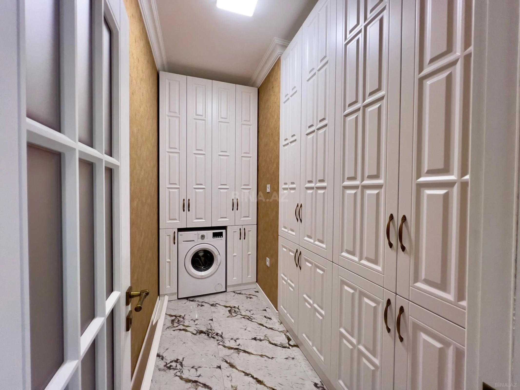 Satılır 3 otaqlı mənzil 135 m²