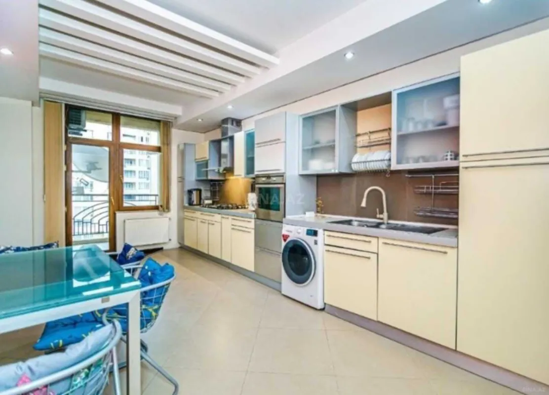 Kirayə verilir 3 otaqlı mənzil 175 m²
