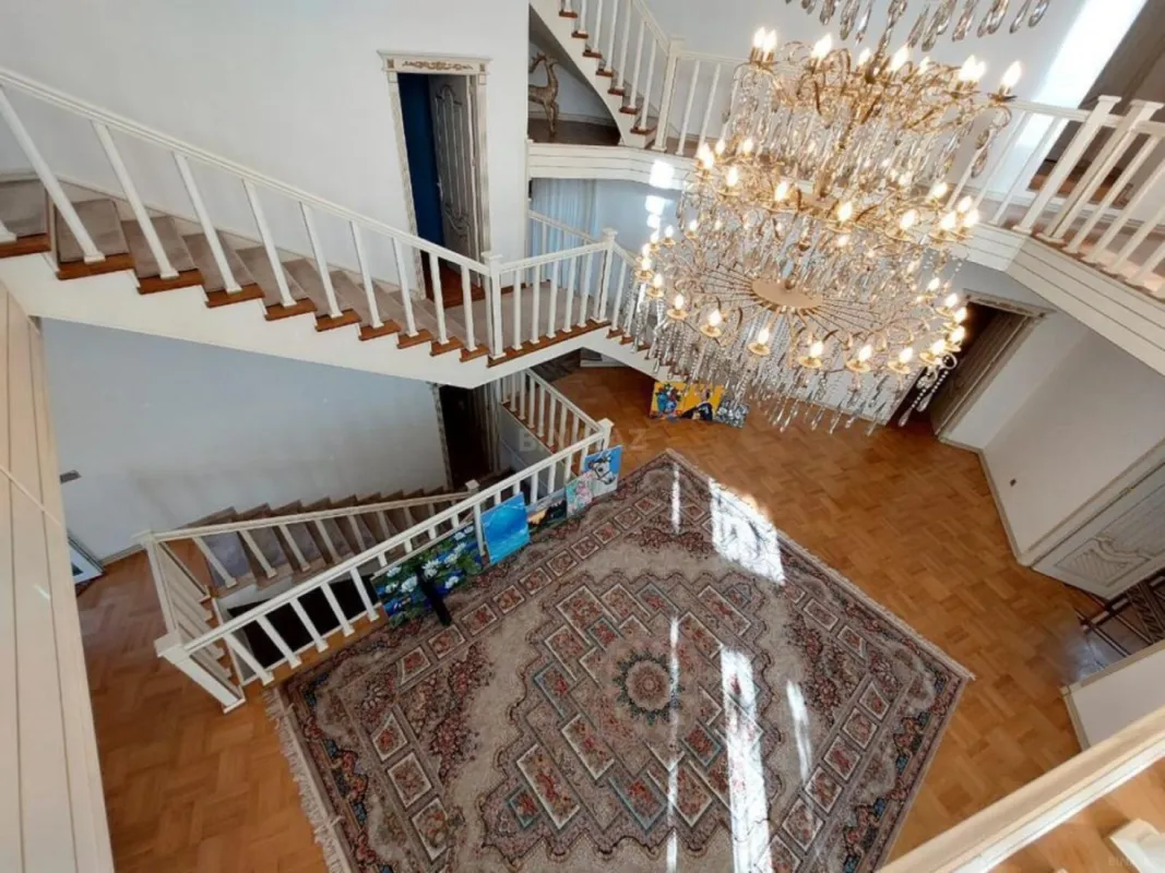 Satılır 9 otaqlı həyət evi 465 m²